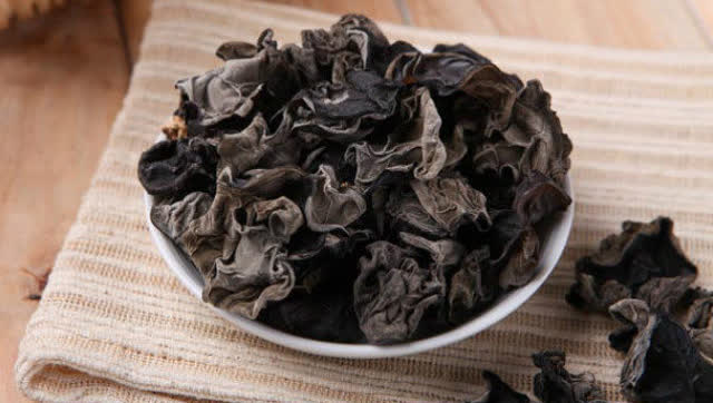 菜管家与你分享：黑木耳和此物煮一煮，坚持半个月，养颜补血圣品！